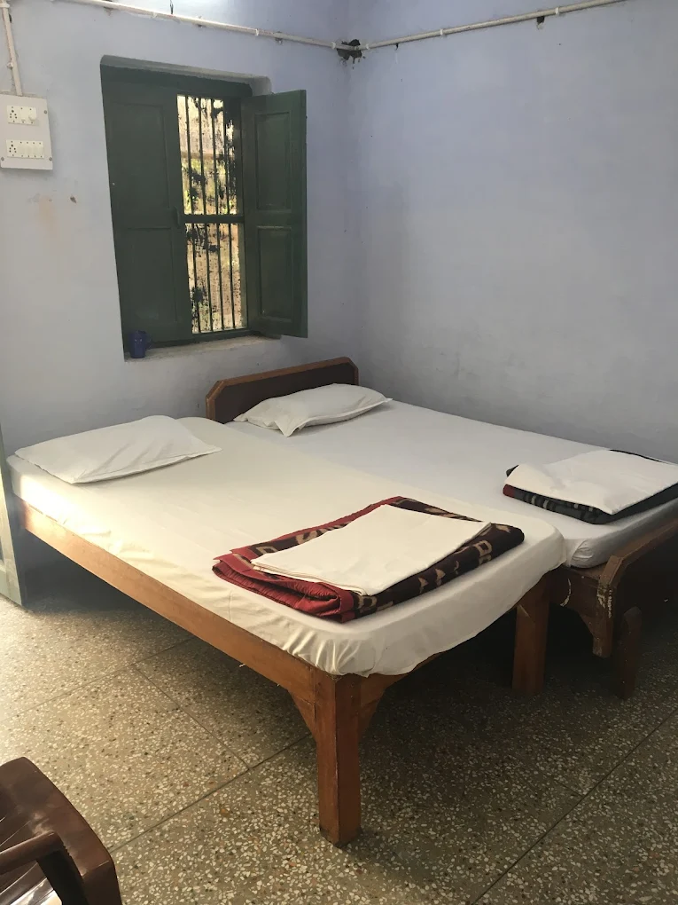 Peaceful yoga ashram in Rishikesh surrounded by Himalayan foothills