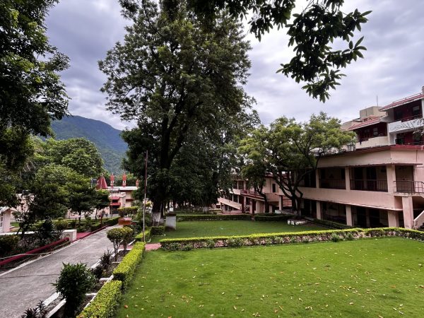 Peaceful yoga ashram in Rishikesh surrounded by Himalayan foothills