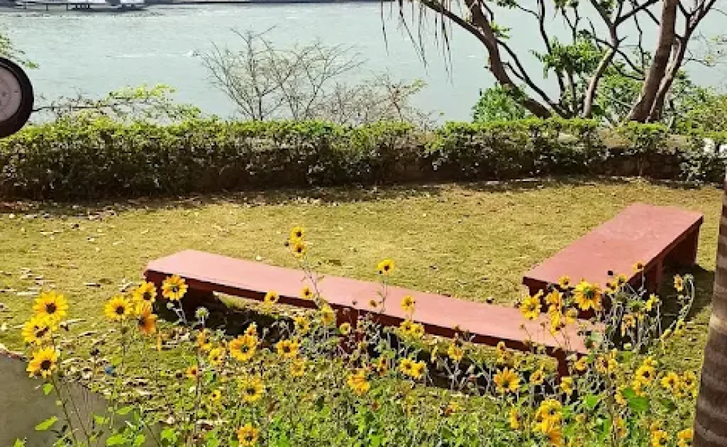 Peaceful yoga ashram in Rishikesh surrounded by Himalayan foothills